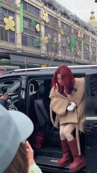 周芯竹喻言巴黎秀场合照##周芯竹朋克女孩看秀造型