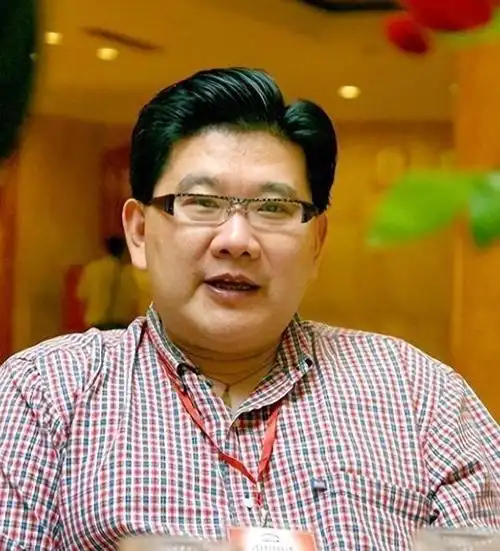 曹可凡是一个勇敢追求梦想的年轻人,他选择从医学界转行到娱乐圈,成为