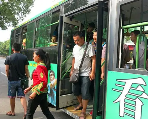 坐公交车到达目的地后 他们下车