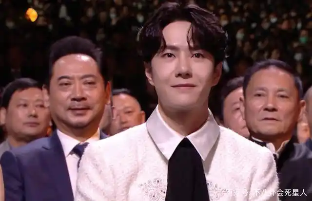 状态令人惊喜还有李易峰,33岁的李易峰皮肤光滑饱满,抬头的角度也完美