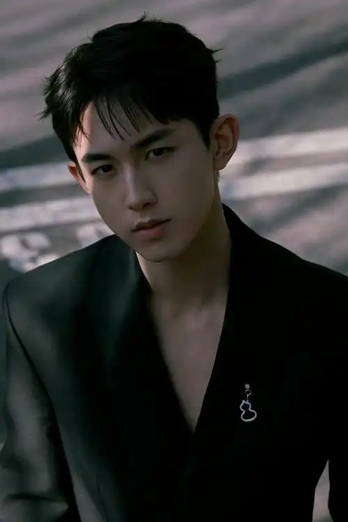 郭俊辰最新西装写真大片黑色深v西装高级又性感