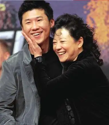 演员王骁:40岁走红,娶平凡妻子生一女,是母亲王馥荔的骄傲