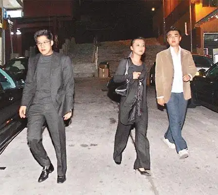 霍启刚再次现身夜店 伸双手强调没有受伤(图)