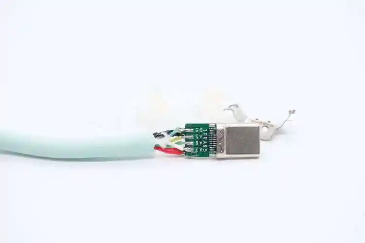 小板另一面焊接正负极导线,对应e-marker芯片的焊盘没有出料.