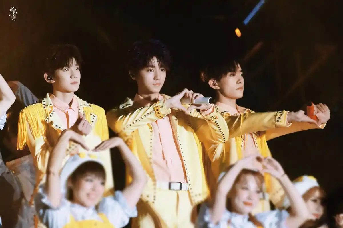 愚人节站姐团建,各家站姐发了tfboys的三人合体照,"曾是谁的青春.