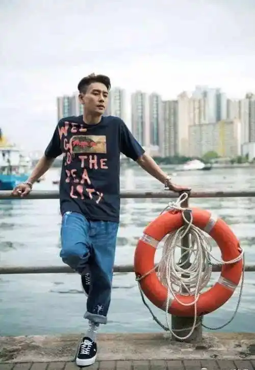 黄宗泽真老了!发布会上衣服破旧,脸上尽是沧桑._黑色_裤子_感觉