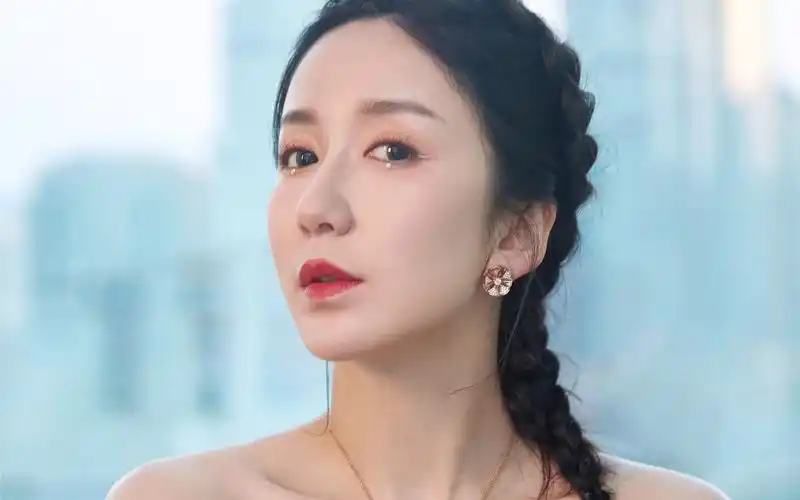 娄艺潇抹胸纱裙性感图片桌面壁纸