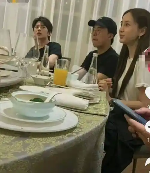 奔跑吧私下聚餐:baby素颜接地气,蔡徐坤郭麒麟座位距离亮了