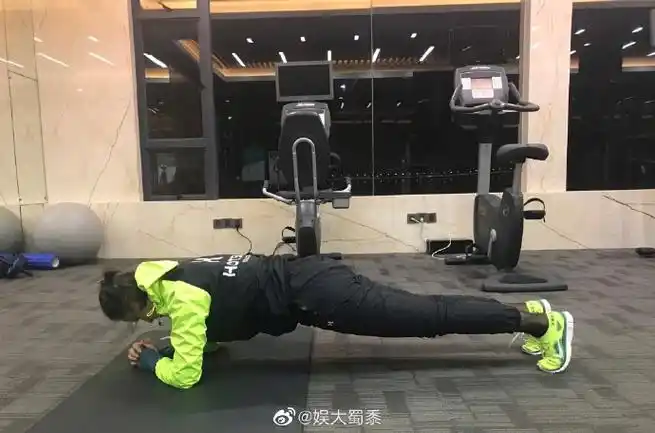 袁弘晒张歆艺腹肌照