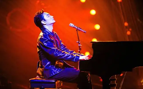 李泉歌手高清图片桌面壁纸