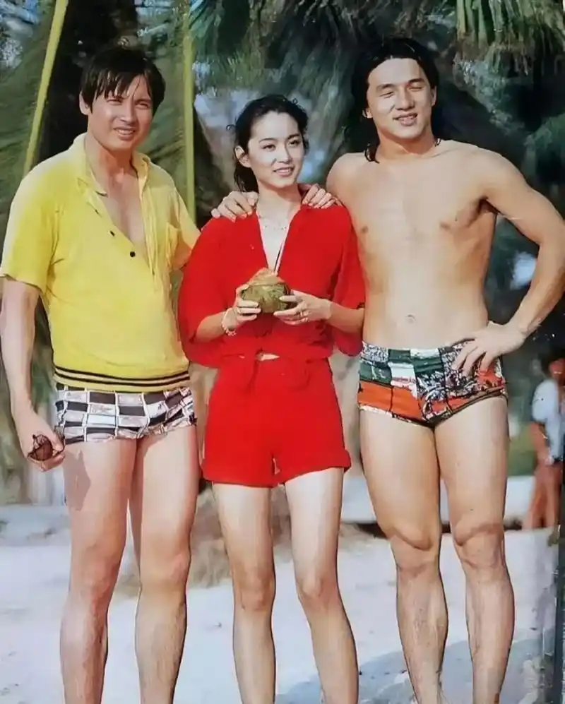 年轻时的成龙竟然是单眼皮小眼睛,没有现在有神.