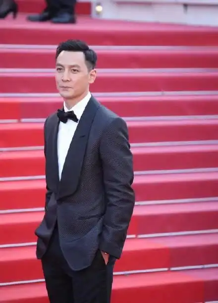 拒绝成为苏大强颜值发际线回来了吴彦祖戛纳红毯上魅力四射