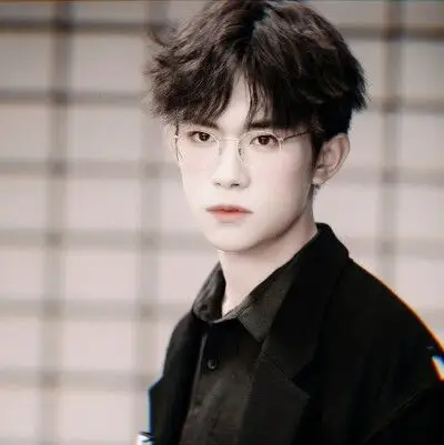 关于易烊千玺女生头像