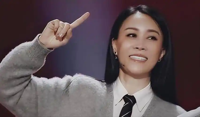 那英被传凉凉后首现身纯素颜露面状态超好与粉丝合影平易近人