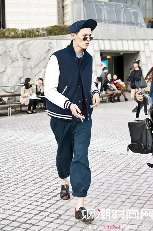 一身藏蓝和谐而低调,利用同色系的不同颜色深浅营造层次感.