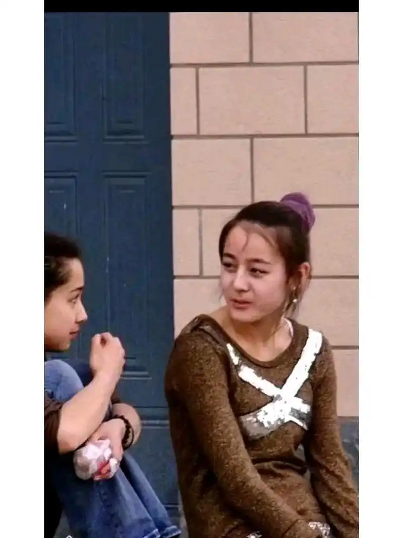 迪丽热巴古早照片和现在对比,脸型五官没有变化,但是气质和妆造简直飞