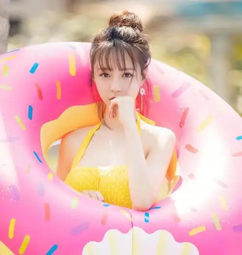 沈梦辰穿比基尼戏水秀身材美胸抢镜抱着救生圈可爱呆萌