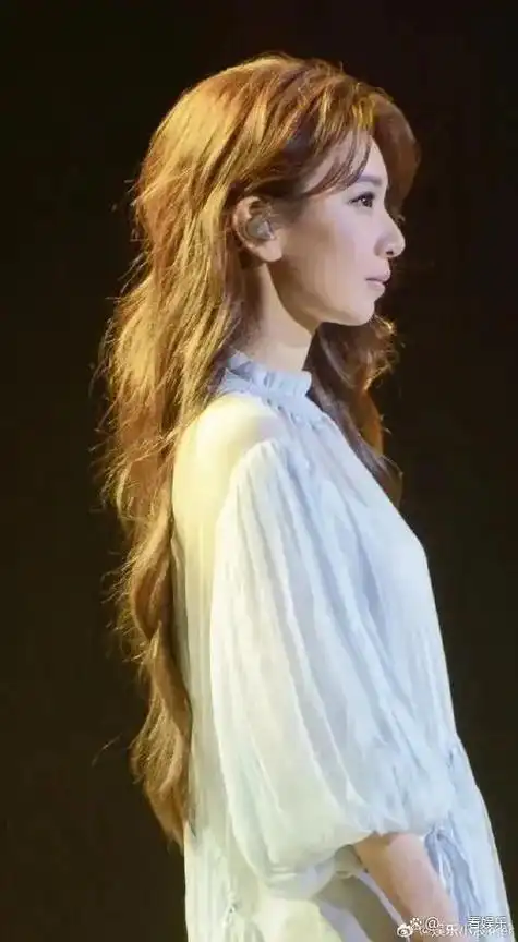 田馥甄最近参加一个慈善晚会,一袭素色长裙的她,温婉清新,一下子就