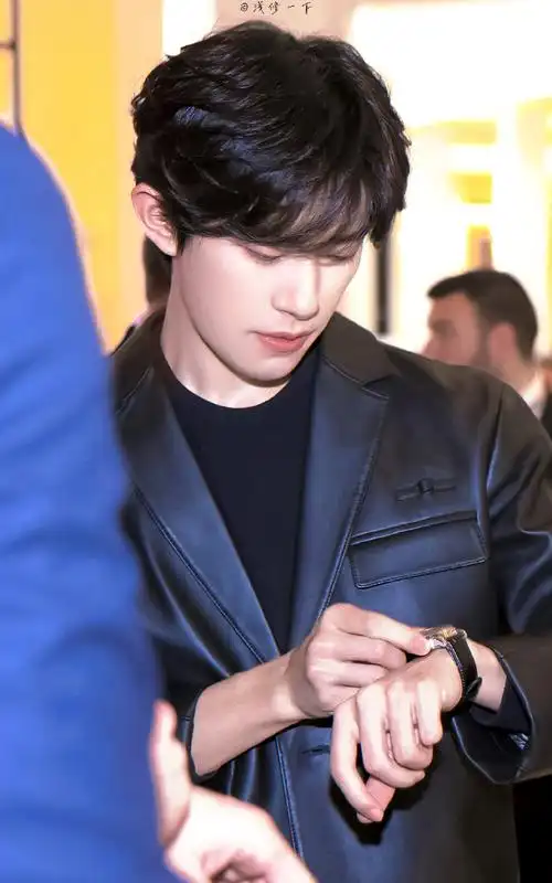 易烊千玺被夸害羞了