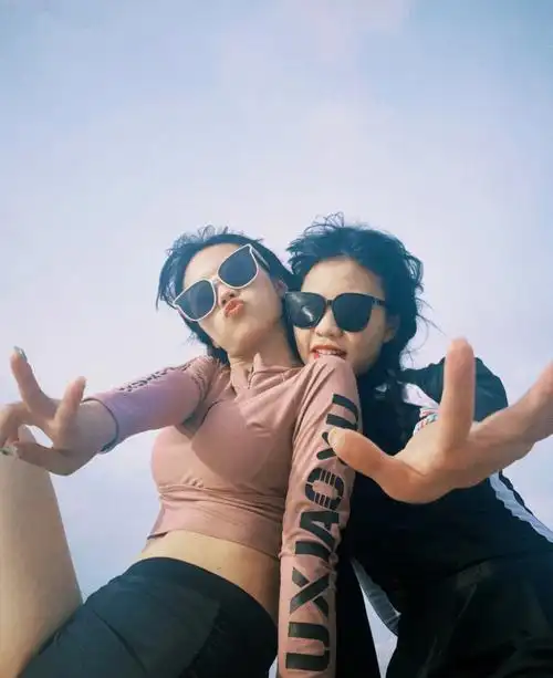 姐妹拍照姿势怎么摆