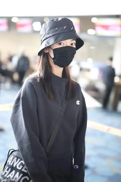 2018年10月31日,吴谨言现身上海机场.