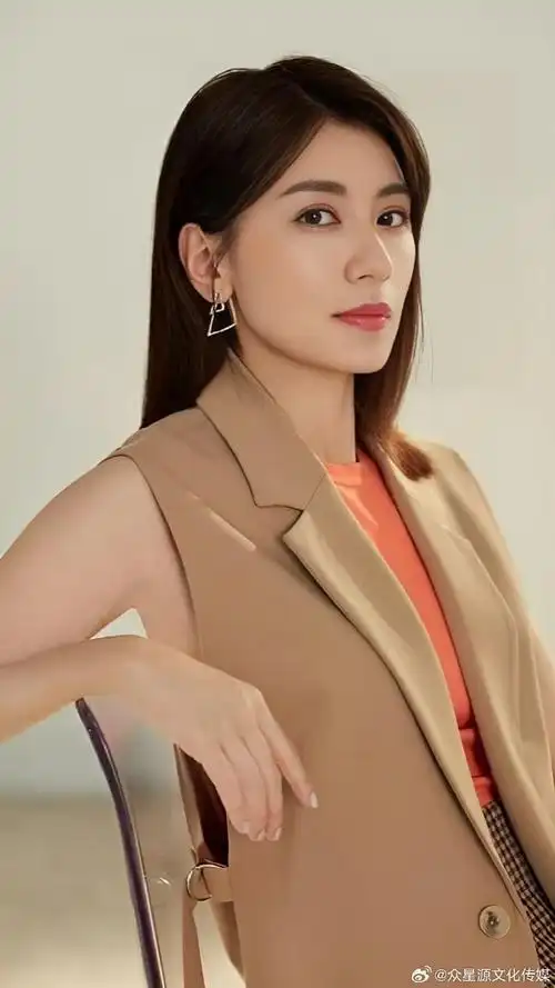 贾静雯,台湾著名女演员,以其出众的颜值和身材在华语娱乐圈中享有盛名