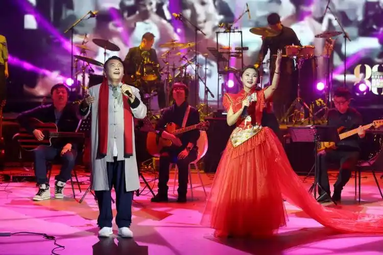 男女声二重唱《映山红》《南泥湾》