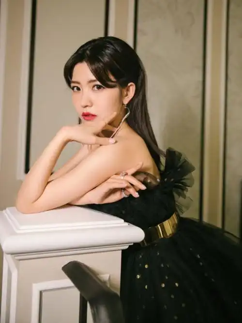 赖美云的黑天鹅造型超惊艳抹胸纱裙大秀好身材直角肩绝了