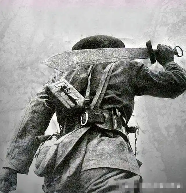 图2,抗战老照片:图片上的战士扛着刀,虽然看不到正脸从他的背影就看的