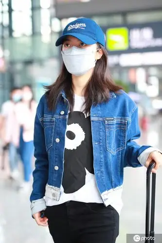 赵今麦现身大眼睛灵气满满 紧身裤尴尬暴露短腿