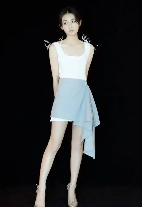 张子枫长大了想穿吊带展示时尚可惜还不够时尚装时尚失败了