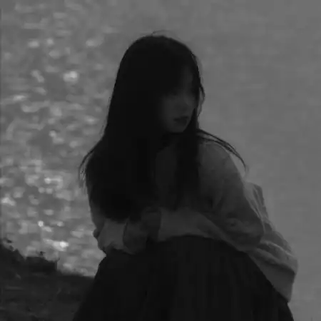 微信黑白女生颓废伤感头像