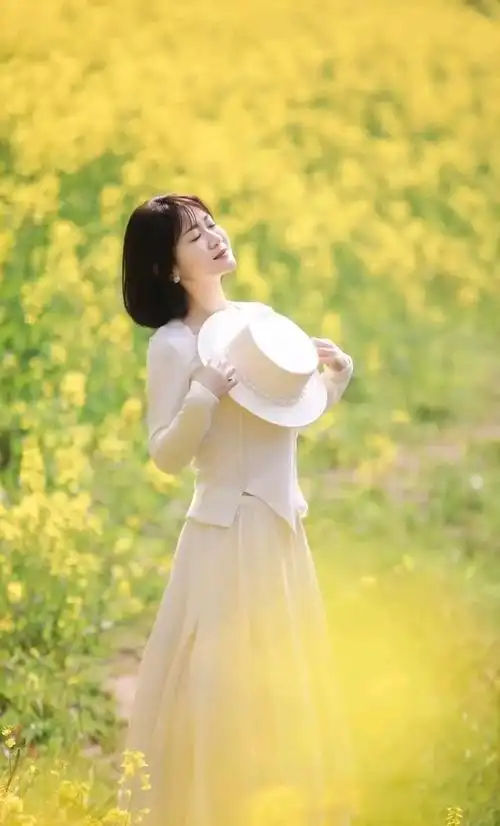 气质姐姐的拍照姿势,用简约大方的动作,拍照优雅不落俗