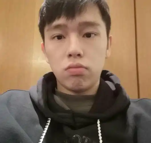 陈凯歌大儿子陈雨昂近照曝光,情人节当天晒与女友合照,大秀恩爱|陈雨