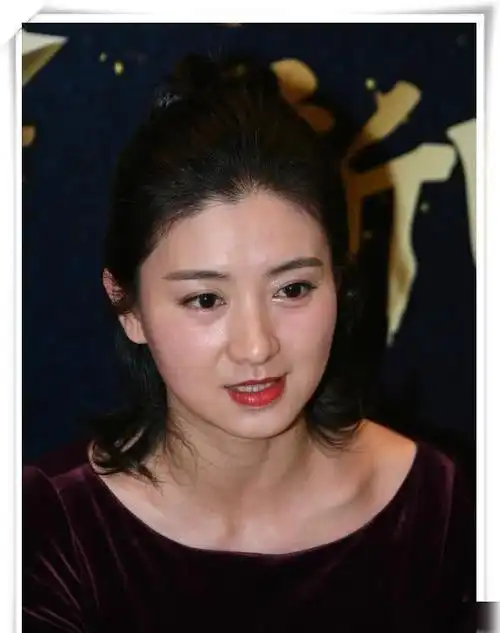 近照之下的斓曦真的是让人不敢认,虽然可以看到整个人很有气质,不过