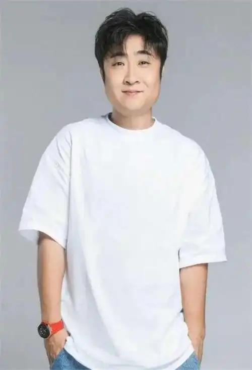 知名喜剧演员乔杉,也是沈腾唯一看走眼的人,曾靠妻子摆地摊为生