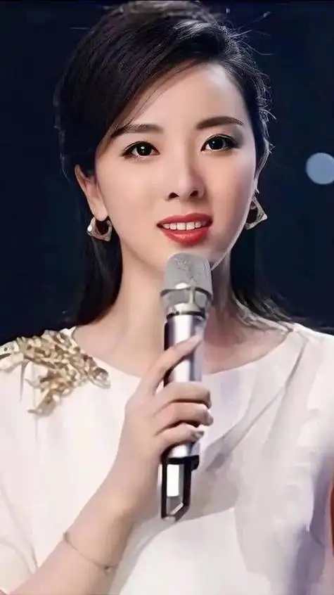 李思思:从最年轻的春晚主持人到最低调的央视一姐?