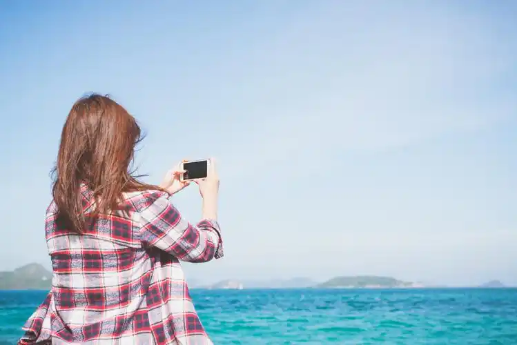 一个人看海的背影图片