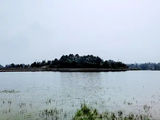 四川雅安名山区月亮湖