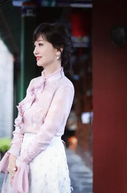 65岁赵雅芝状态真好穿中国红露肩裙秀好身材优雅气质不输小花