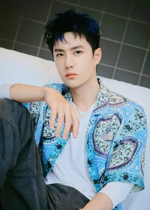 王一博身穿蓝色挑染帅气短发配合银色发坠独特个性