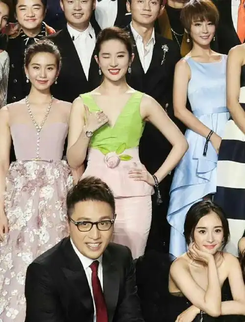 美女合照#刘诗诗刘亦菲芭莎同框照