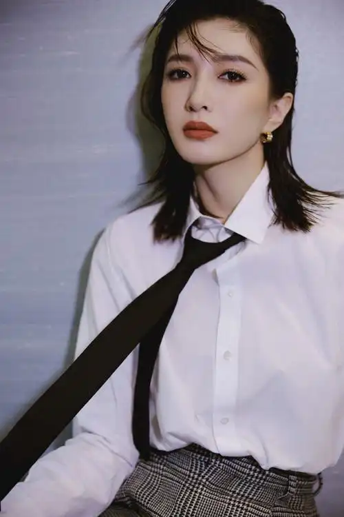 up05#江疏影甜妹爆改老公##江疏影湿发西装造型#化妆:@王耀葳发型