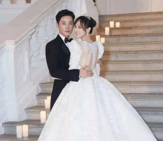 霍建华这是我的婚纱照唐嫣这是我的婚纱照他们俩笑了