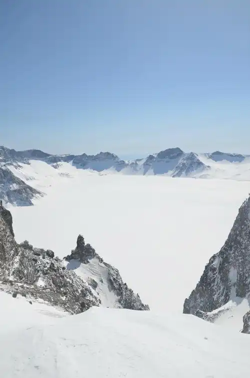 清明时节雪纷纷,银装素裹的长白山,纯洁神圣!