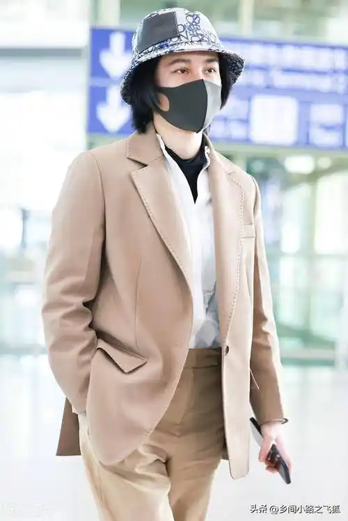 尚雯婕穿卡其色西装现身机场 单手插兜状态悠闲自在