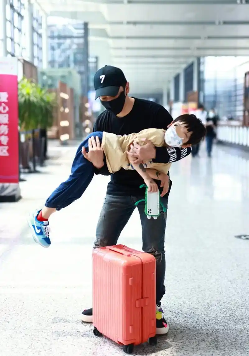 黄晓明和儿子机场玩闹,小海绵五官超像baby!