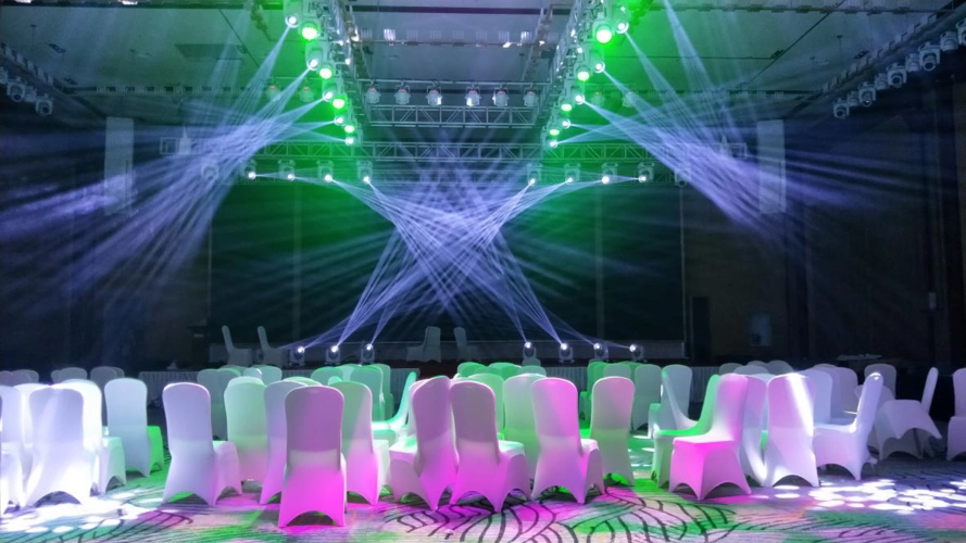 歌斯达灯光设计师以酒店舞台为中心,向舞台的前端延伸,精准地为舞台