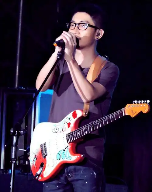 金志文献唱公益之夜金志文吉他弹唱金志文携乐队登台新浪娱乐讯 5月24