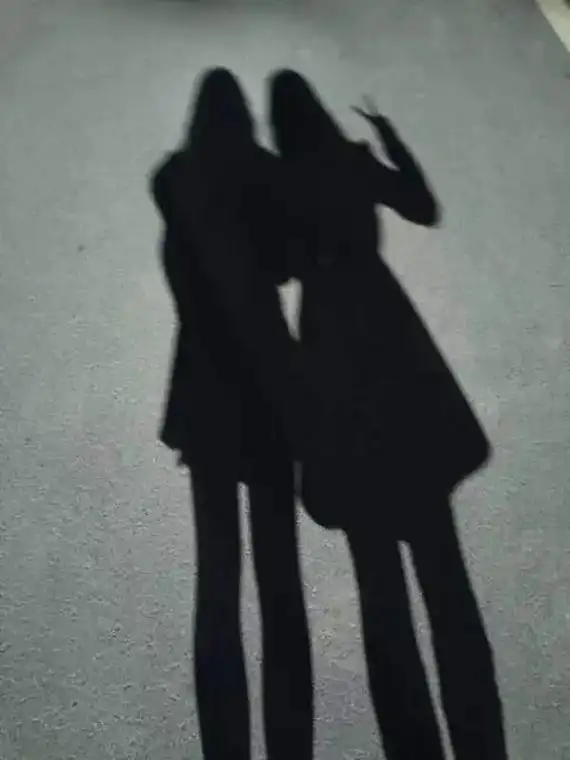 路灯下的影子 ##背影 #晚风很温柔 #模糊镜头 #我们俩 - 抖音